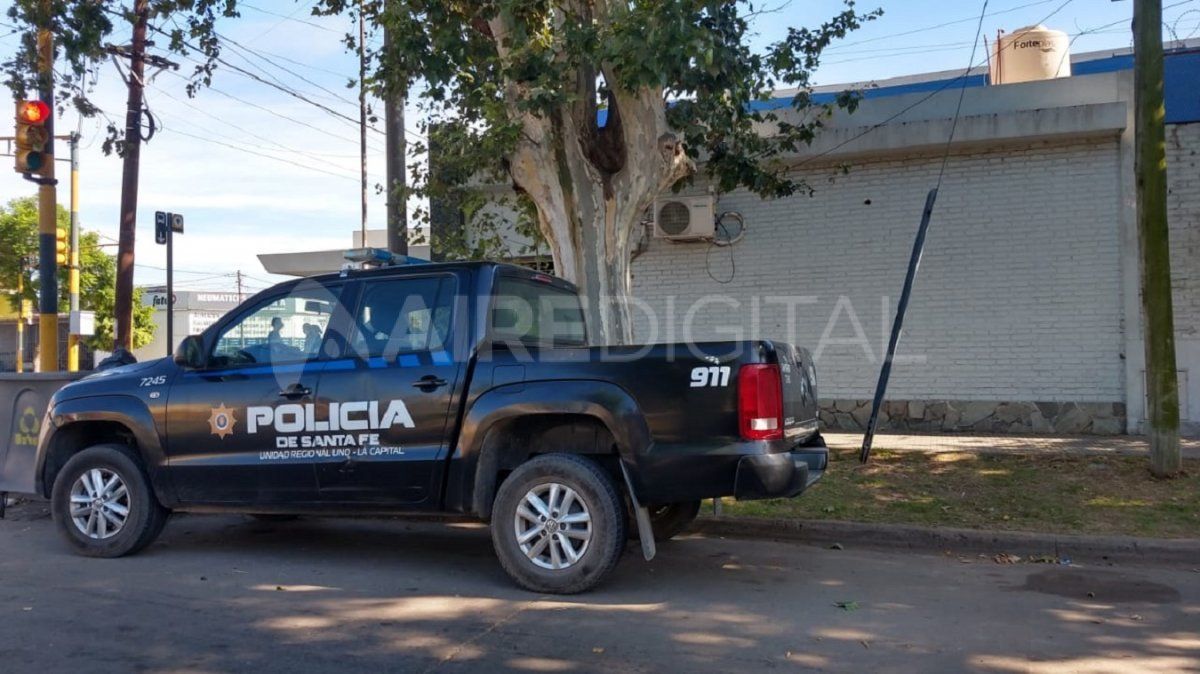 La policía busca intensamente al evadido.