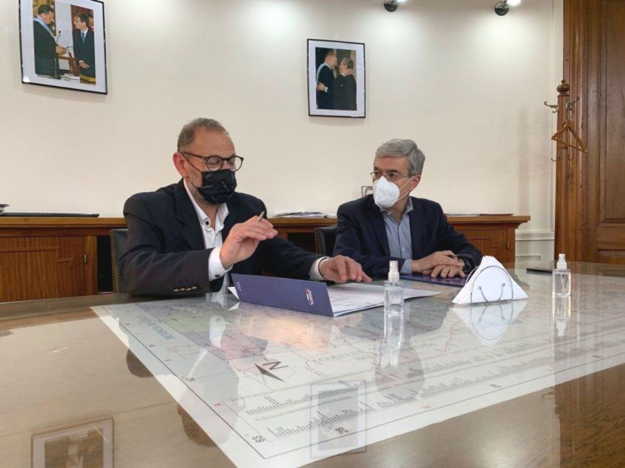 Los ministros Marcos Corach y Walter Agosto firmaron la adjudicación para las obras de conectividad en 20 barrios populares de Santa Fe y Rosario.