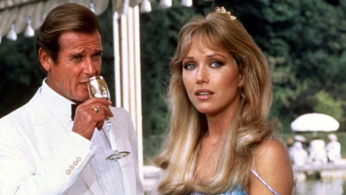 Tanya Roberts se destac & oacute;  como "chica Bond" junto a Roger Moore en su despedida del universo 007.