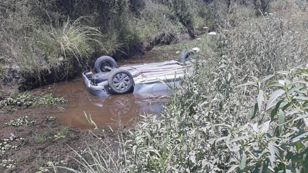 El auto con madre e hija en su interior había quedado dado vuelta en el zanjón.