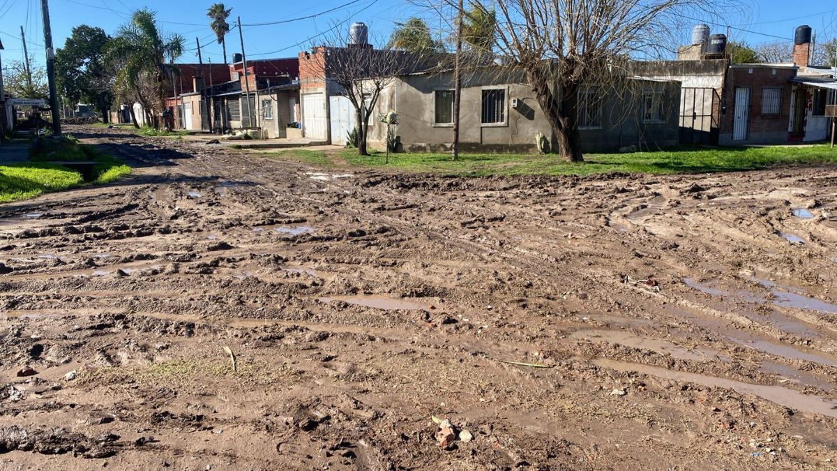 Tras las lluvias las calles quedaron completamente cubiertas de barro, y dejaron a los vecinos prácticamente aislados. Tras las lluvias las calles quedaron completamente cubiertas de barro, y dejaron a los vecinos prácticamente aislados. 