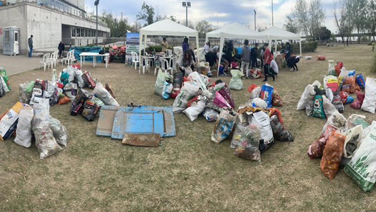 A la hora de discriminar por tipo de artículos, las botellas plásticas ganaron con más de 1.400 ítems recogidos.