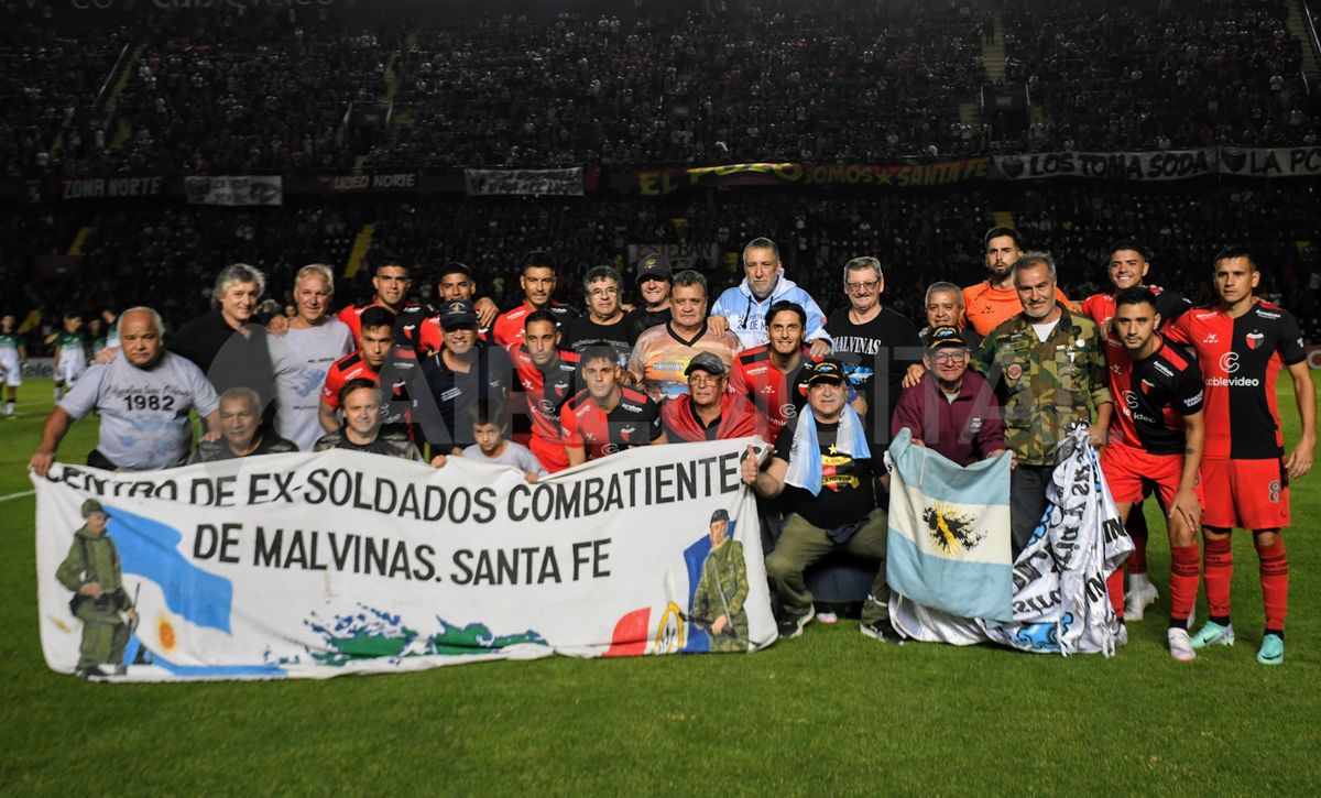 Los excombatientes posaron para la foto junto al plantel de Colón. Los excombatientes posaron para la foto junto al plantel de Colón.