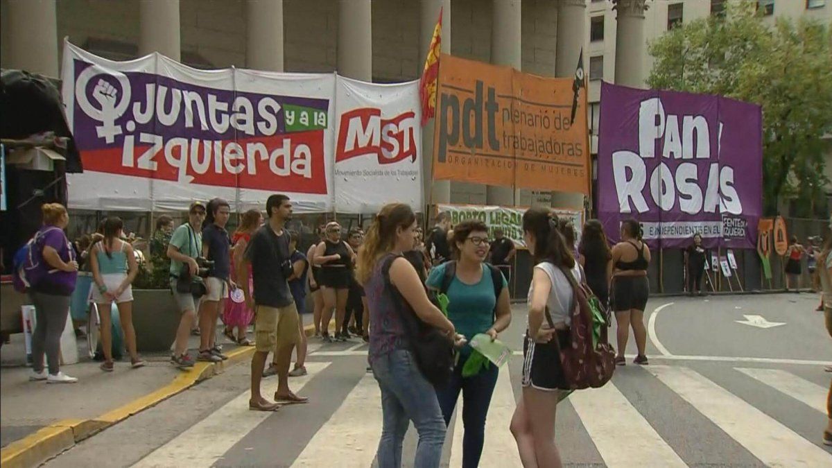 Pa&ntilde;uelazo y manifestaci&oacute;n a favor del aborto legal frente a la Catedral.