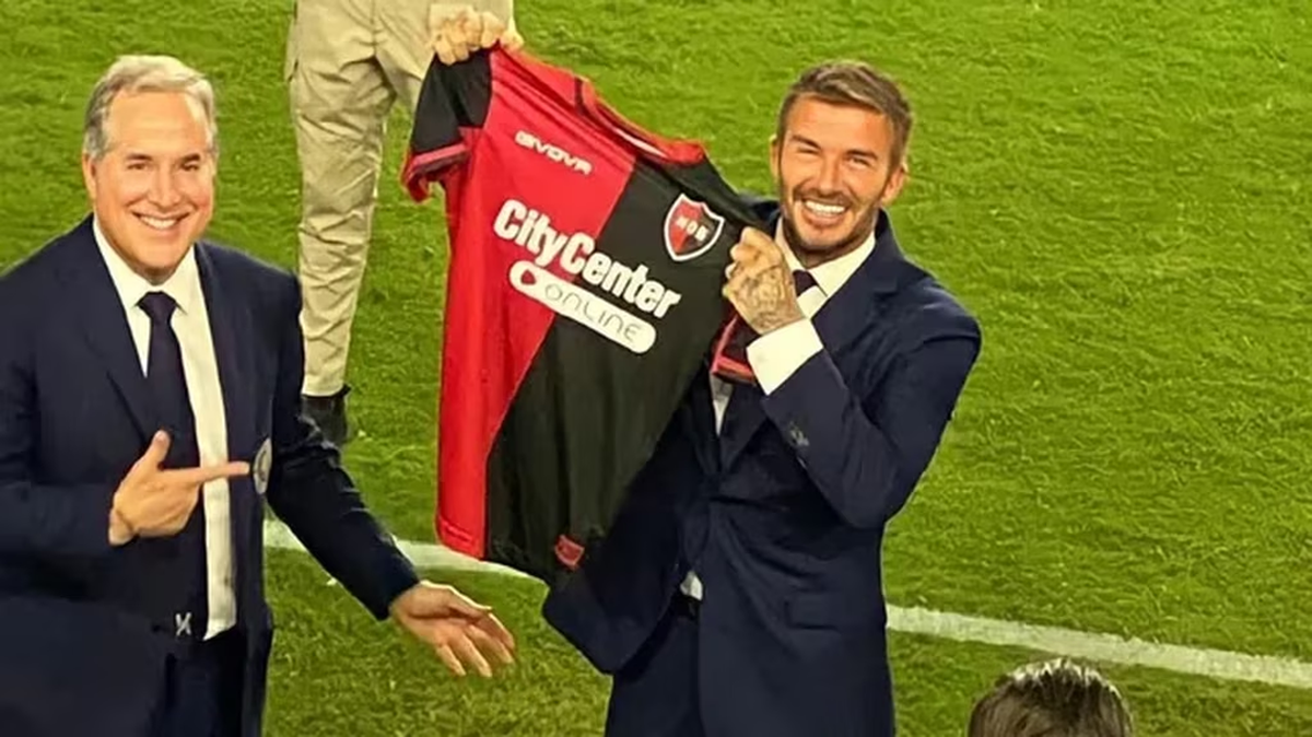 David Beckham posó con la camiseta de Newell's. David Beckham posó con la camiseta de Newell's.