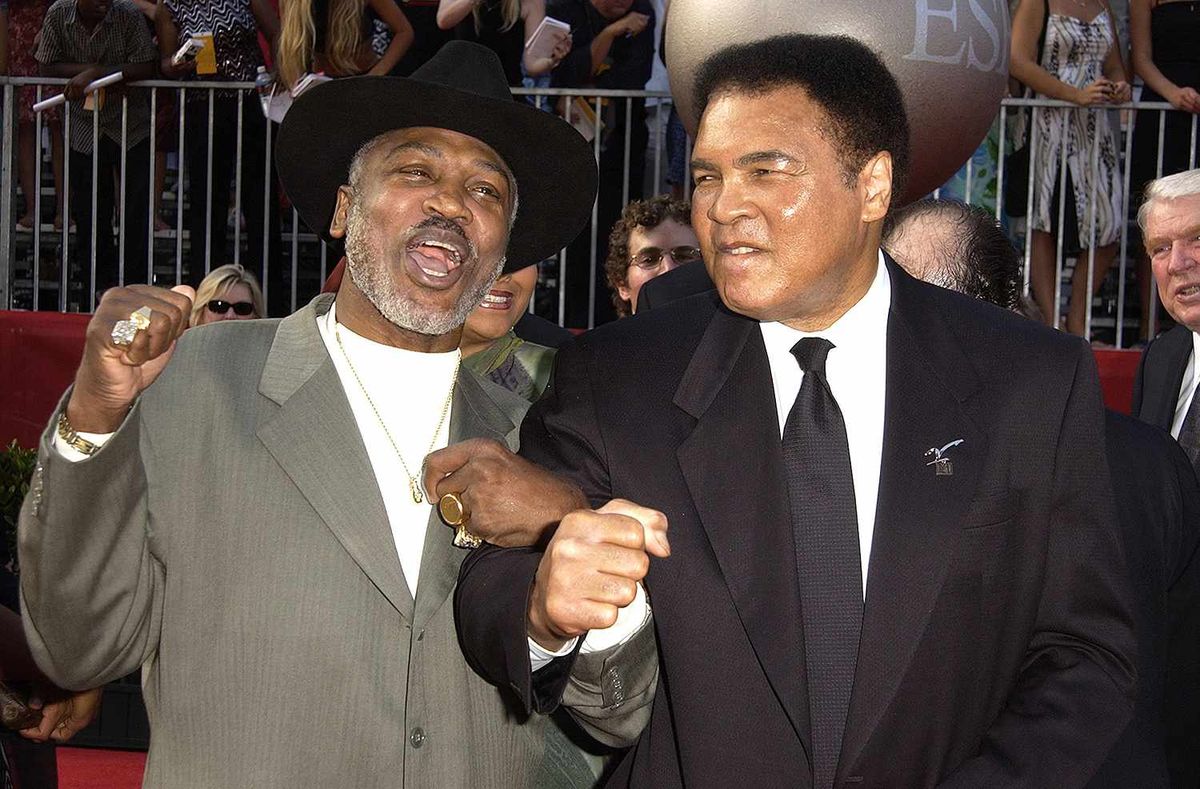 Tras innumerables desencuentros, Ali y Frazier dejaron atrás sus diferencias. Esta foto fue tomada el 10 de julio de 2002 en el ingreso al teatro Kodak de Los Ángeles, en el marco de la 10ª edición de entrega de los Premios ESPY. Ambos ya dejaron este mundo: Joe murió el 7 de noviembre de 2011, a los 67 años y, Muhammad, el 3 de junio de 2016, a los 74. Tras innumerables desencuentros, Ali y Frazier dejaron atrás sus diferencias. Esta foto fue tomada el 10 de julio de 2002 en el ingreso al teatro Kodak de Los Ángeles, en el marco de la 10ª edición de entrega de los Premios ESPY. Ambos ya dejaron este mundo: Joe murió el 7 de noviembre de 2011, a los 67 años y, Muhammad, el 3 de junio de 2016, a los 74.