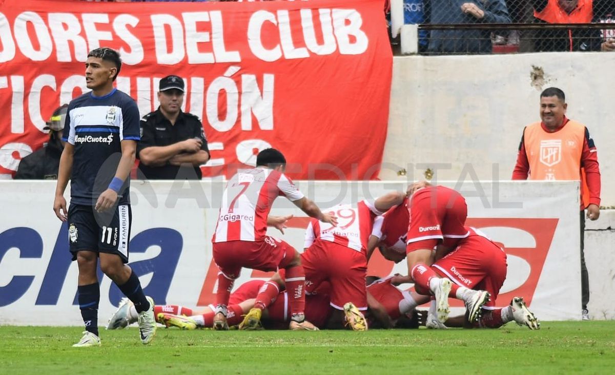 Unión de Santa Fe le ganó 2-0 a Gimnasia y Esgrima La Plata por la fecha 19 de la Liga Profesional de Fútbol. Unión de Santa Fe le ganó 2-0 a Gimnasia y Esgrima La Plata por la fecha 19 de la Liga Profesional de Fútbol.