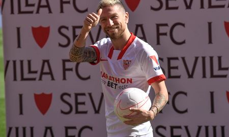 Alejandro Papu Gómez fue presentado como nuevo jugador del Sevilla de España. Alejandro Papu Gómez fue presentado como nuevo jugador del Sevilla de España.