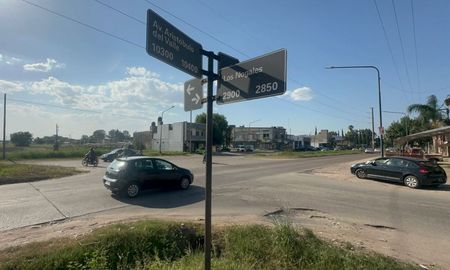 Vecinos de Altos del Valle exigen la colocación de un semáforo en Aristóbulo del Valle y esquina Los Nogales. Vecinos de Altos del Valle exigen la colocación de un semáforo en Aristóbulo del Valle y esquina Los Nogales.