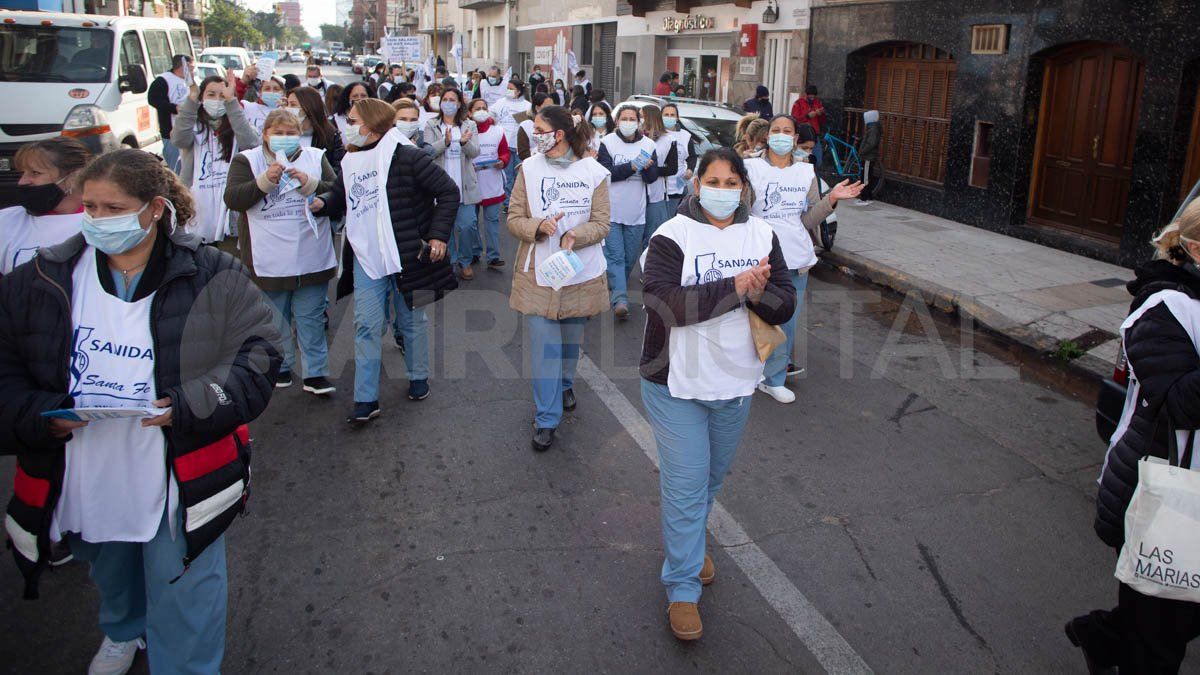 Los trabajadores marcharon desde los distintos efectores privados de la zona hasta el lugar de la concentración, en Suipacha y Rivadavia.