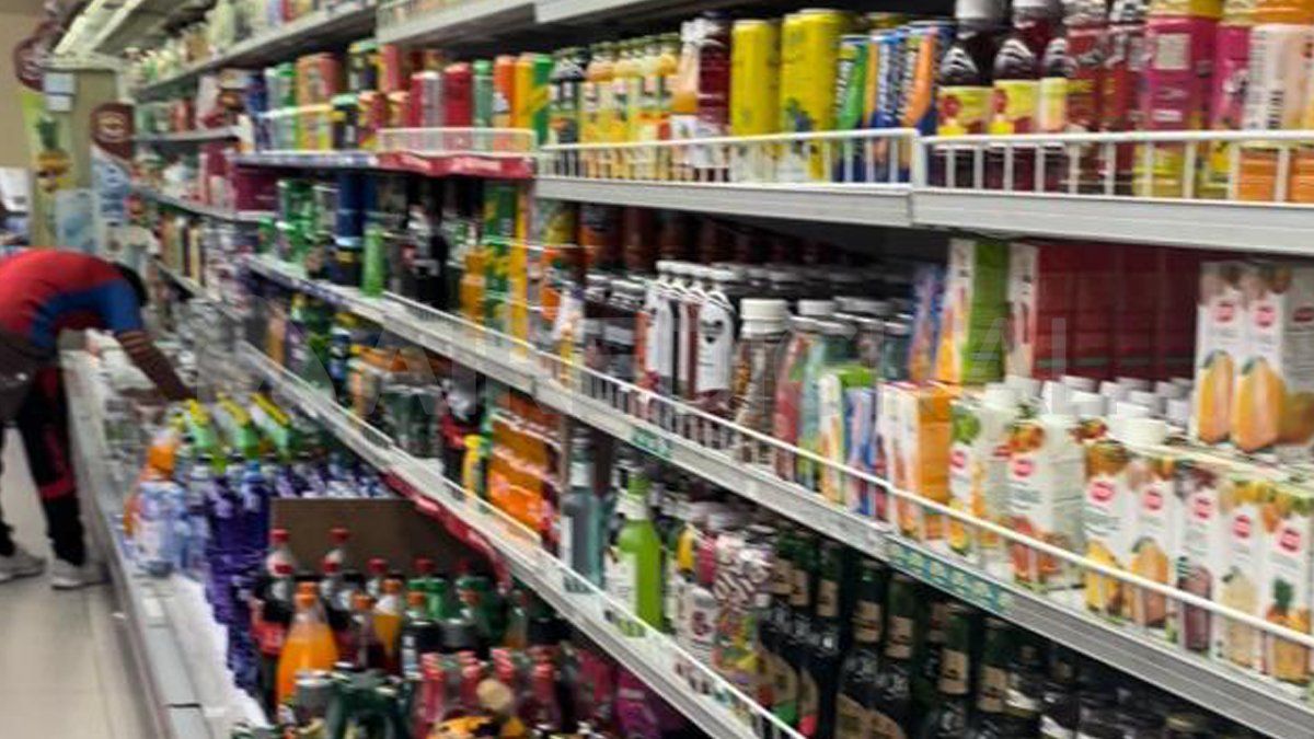 El equipo de AIRE en Qatar recorrió un supermercado de Doha y encontró un producto bien santafesino.