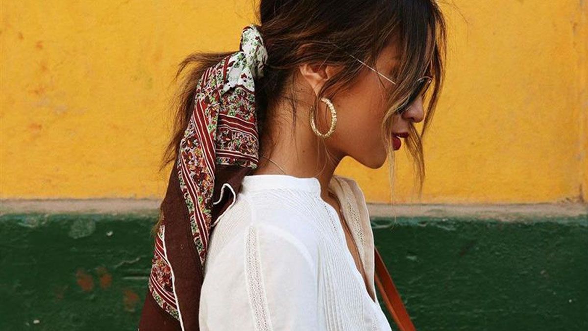 Cómo reinventar cualquier look con un pañuelo