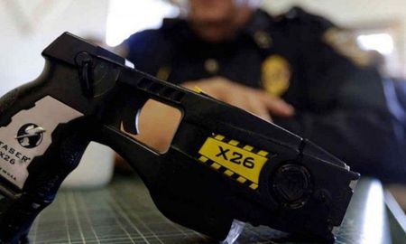 Santa Fe equipará a la policía de la provincia con pistolas Taser. Lo anunció el gobernador Omar Perotti. Santa Fe equipará a la policía de la provincia con pistolas Taser. Lo anunció el gobernador Omar Perotti.