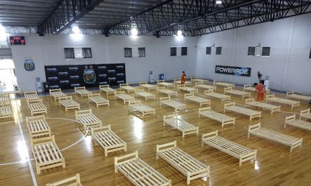 Vista del gimnasio de futsal del predio de la AFA en Ezeiza, Buenos Aires, que está siendo acondicionado para recibir a pacientes con coronavirus. Vista del gimnasio de futsal del predio de la AFA en Ezeiza, Buenos Aires, que está siendo acondicionado para recibir a pacientes con coronavirus.