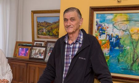El 5 de junio pasado Hermes Binner cumplió 77 años. Ese día, sus compañeros del socialismo organizaron un aplauso frente al geriátrico donde reside. Las enfermeras lo acercaron a la puerta de la institución para que pudiera observar lo que estaba sucediendo. El 5 de junio pasado Hermes Binner cumplió 77 años. Ese día, sus compañeros del socialismo organizaron un aplauso frente al geriátrico donde reside. Las enfermeras lo acercaron a la puerta de la institución para que pudiera observar lo que estaba sucediendo.