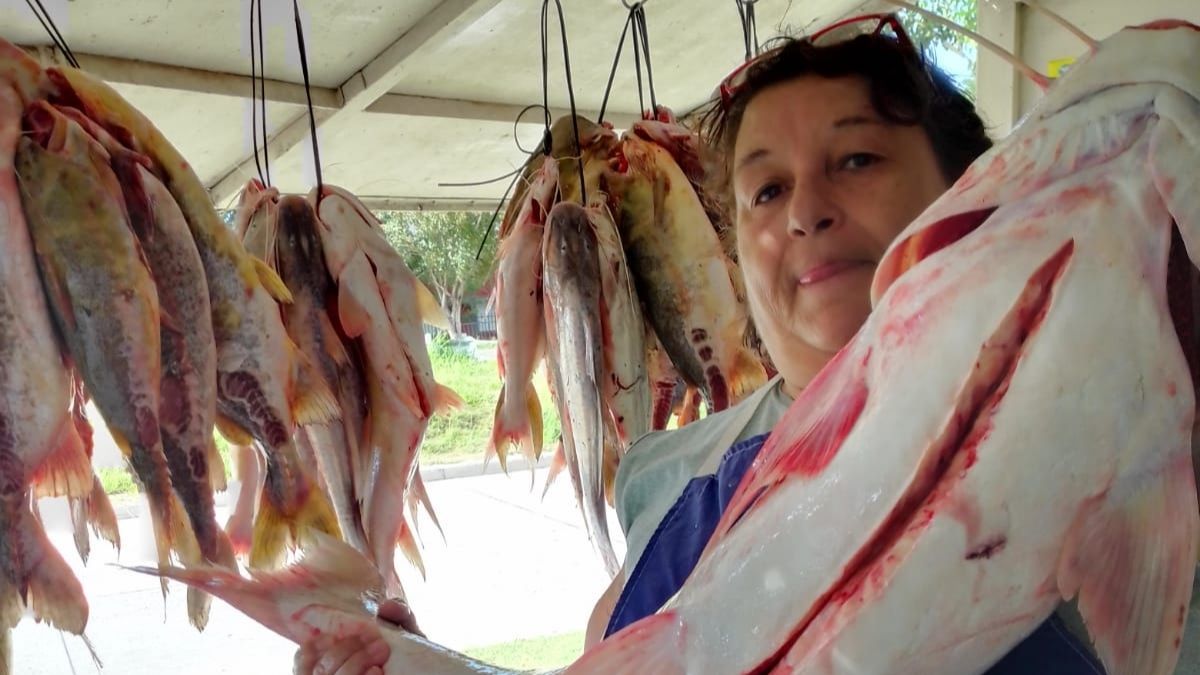Hace más de 22 años que Olga trabaja vendiendo pescado en su puesto "La Picacina" de Colastiné Norte. Hace más de 22 años que Olga trabaja vendiendo pescado en su puesto "La Picacina" de Colastiné Norte.
