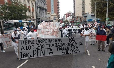 Trabajadores despedidos del Frigorífico Penta, ubicado en la localidad bonaerense de Quilmes, protestaban en reclamo de la reincorporación de 240 cesanteados, Trabajadores despedidos del Frigorífico Penta, ubicado en la localidad bonaerense de Quilmes, protestaban en reclamo de la reincorporación de 240 cesanteados,