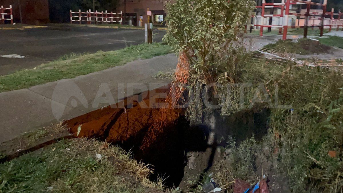El hueco en el suelo de la vereda está muy cerca de la cancha del club Unión y del corralón municipal. Además