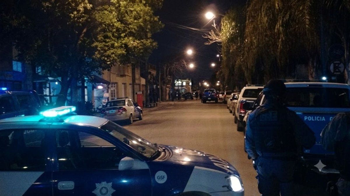 Los policías cercaron la zona donde se atrincheró el agente, una década atrás