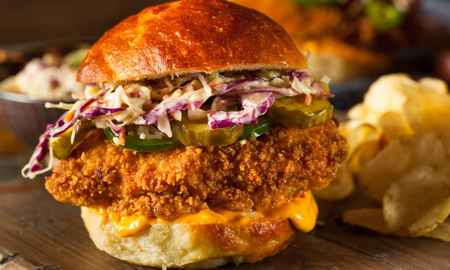Hamburguesa de pollo: la receta rápida y fácil con pocos ingredientes para hacer en casa y sorprender a todos Hamburguesa de pollo: la receta rápida y fácil con pocos ingredientes para hacer en casa y sorprender a todos