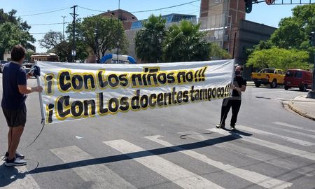 Los docentes visibilizaron un cartel sobre el cruce de calles. Los docentes visibilizaron un cartel sobre el cruce de calles.