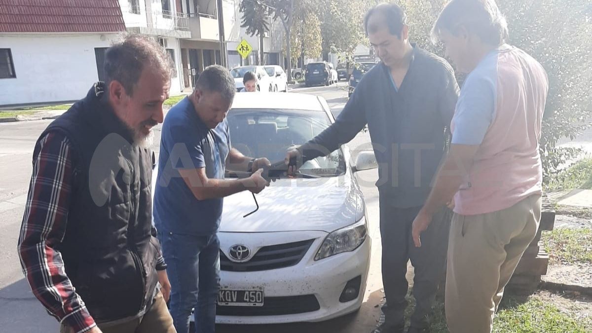 El conductor del automóvil Toyota Corolla fue asistido por varias personas que colaboraron para sacar el coche.