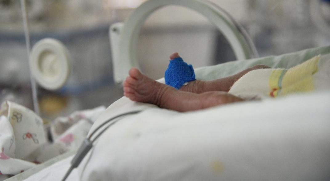 Un bebé murió por las quemaduras que le provocó una incubadora artesanal