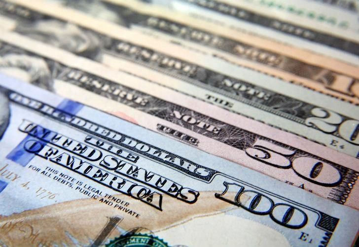 Tras batería de anuncios, el dólar bajó 71 centavos y termina la semana en $22,28