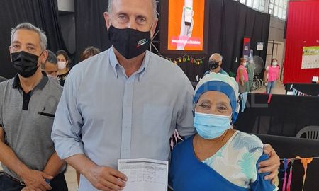 Omar Perotti recibió este jueves a las 10.30 su tercera dosis contra el covid-19 en el vacunatorio de La Esquina Encendida. Omar Perotti recibió este jueves a las 10.30 su tercera dosis contra el covid-19 en el vacunatorio de La Esquina Encendida.