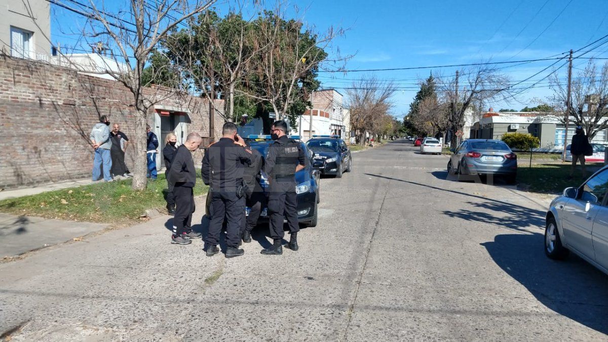 Finalmente ambos ladrones fueron detenidos por el personal policial y trasladados a la comisaría.