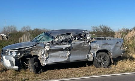 La camioneta quedó destruida en su parte izquierda del chasis. La camioneta quedó destruida en su parte izquierda del chasis.