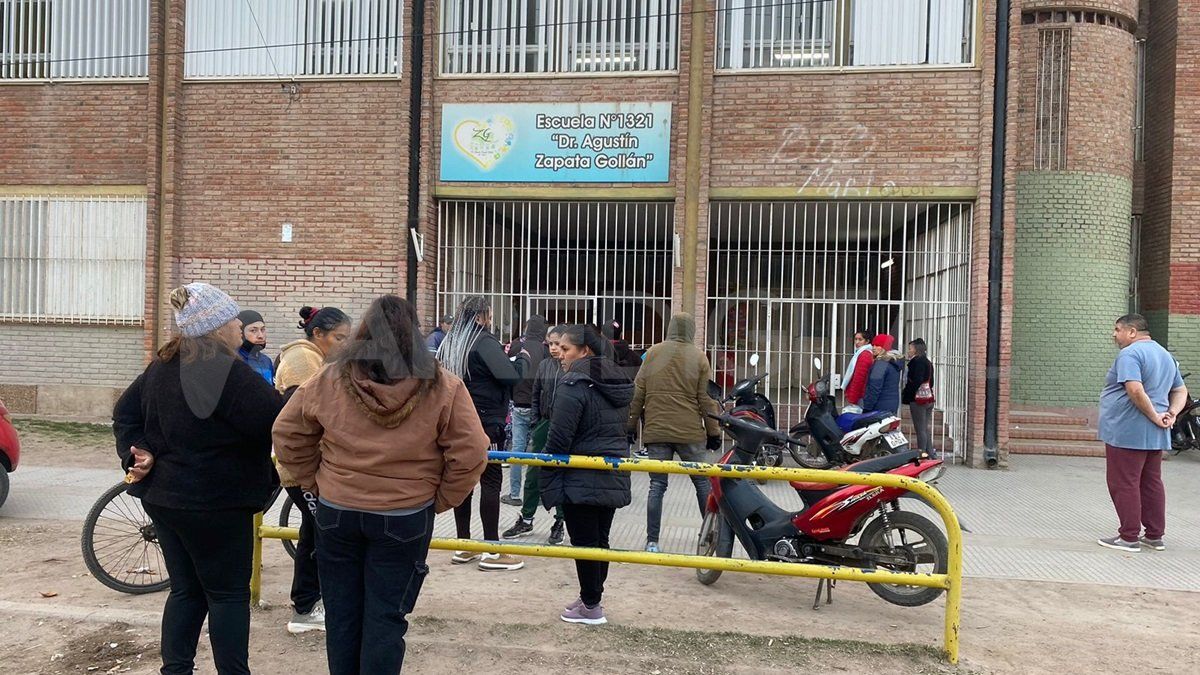 Familiares de las alumnas en el ingreso a la escuela del norte de la ciudad.&nbsp;