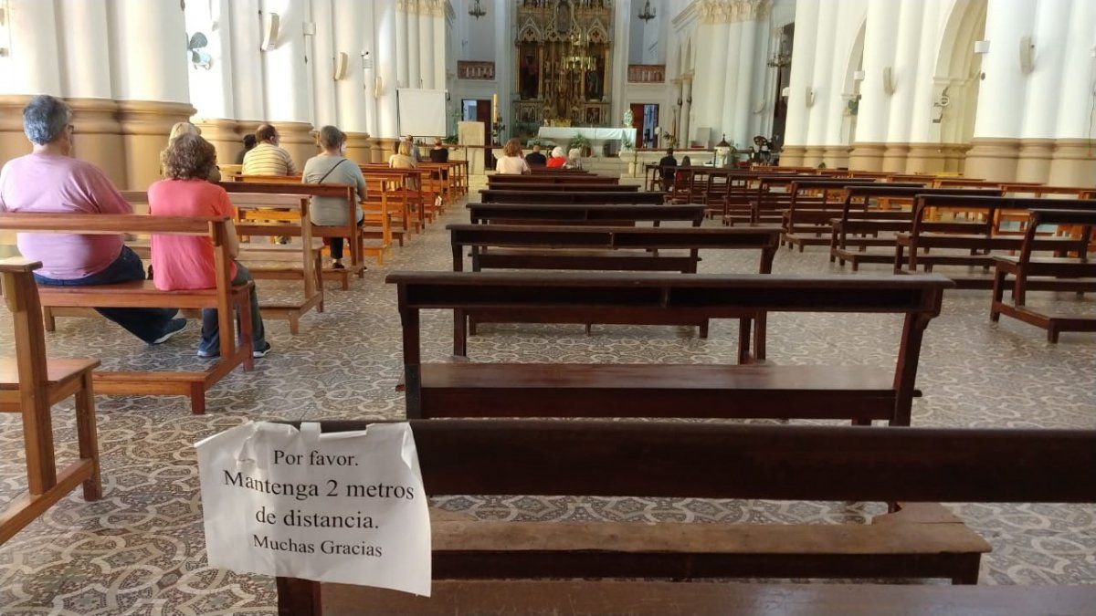 En el interior de la Basílica, hay carteles que recuerdan la necesidad de mantener al menos dos metros de distancia.