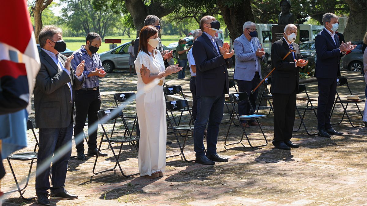De la actividad también participaron el intendente de Santa Fe, Emilio Jatón; el ministro de Cultura, Jorge Llonch; el coordinador del Museo Etnográfico y Colonial “Juan de Garay”, Gabriel Cocco; la presidente de la Asociación “Santa Fe La Vieja”, Ana María Cecchini de Dallo; la presidente del Centro de Estudios Hispanoamericanos, Patricia Gascón; entre otras autoridades provinciales y locales.