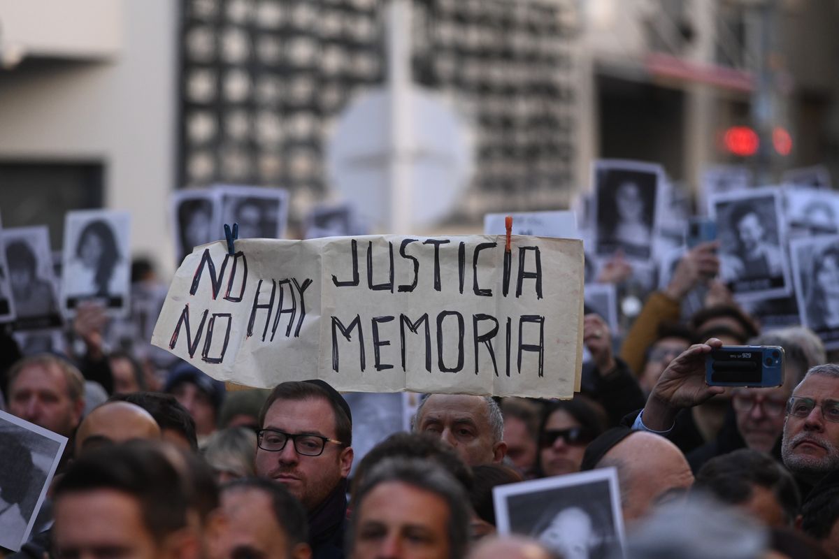 El titular de la AMIA, Amos Linetzky, aseguró que los familiares de las víctimas y la sociedad necesitaban que la fiscalía a cargo de la instrucción de la causa El titular de la AMIA, Amos Linetzky, aseguró que los familiares de las víctimas y la sociedad necesitaban que la fiscalía a cargo de la instrucción de la causa