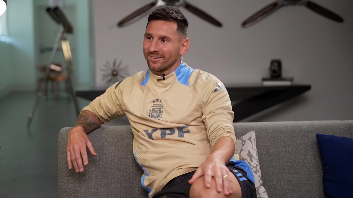 Toti Pasman no se quedó callado y destrozó al Pollo Álvarez por su entrevista con Lionel Messi. Toti Pasman no se quedó callado y destrozó al Pollo Álvarez por su entrevista con Lionel Messi.