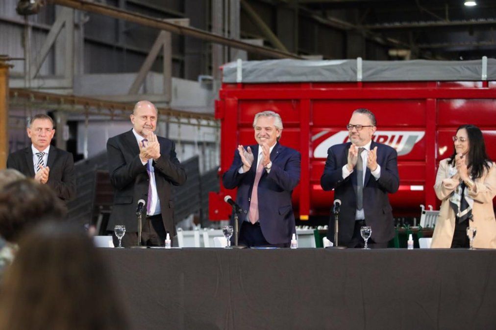 Perotti, Fernández y Kulfas en Las Parejas este jueves.