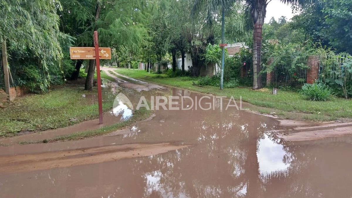 Por la cantidad de vehículos que terminaban varados dentro del pozo, los vecinos decidieron cortar la calle.