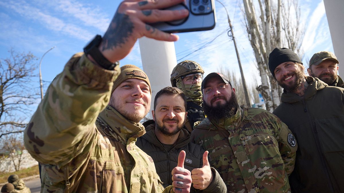 Zelenski en Jersón tras la recuperación ucraniana. Los ciudadanos confían en que ganarán la guerra.