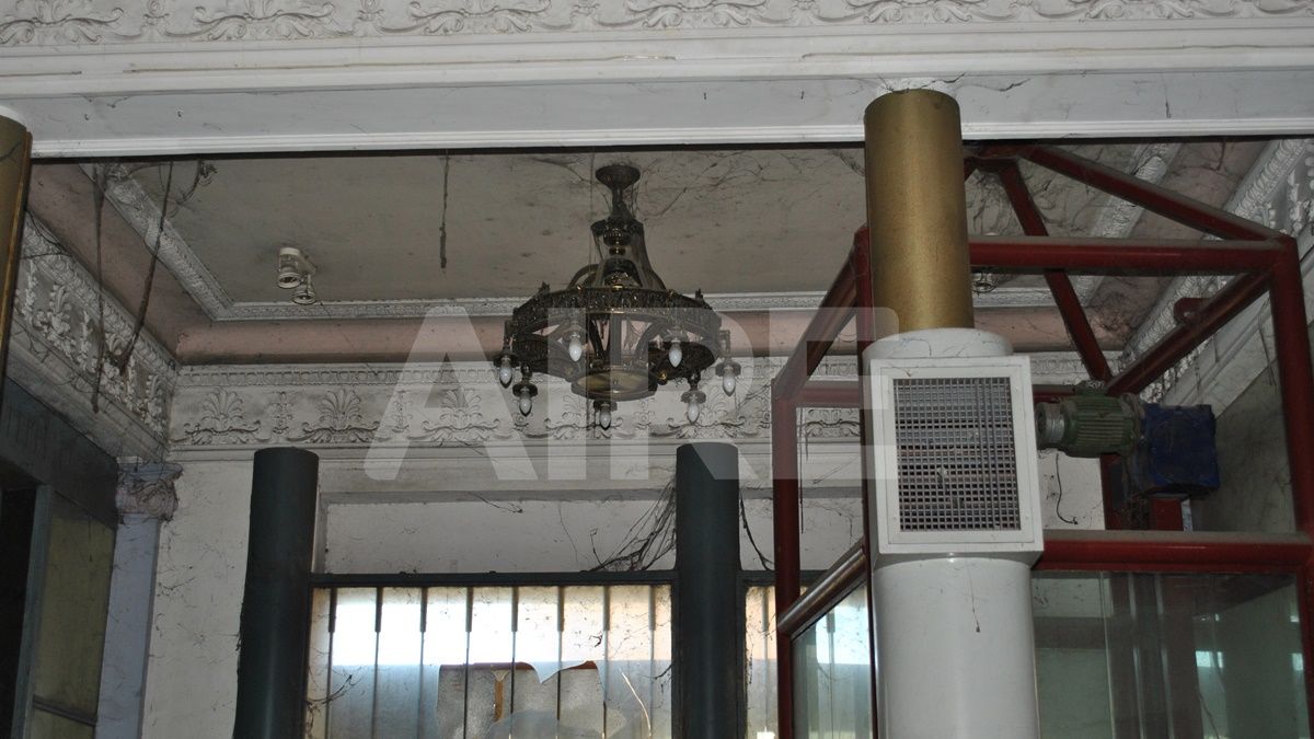 A partir de la primera y segunda planta ya se observan malas condiciones en los techos, paredes y pisos del edificio. / Gentileza: Leopoldo Ferreira.