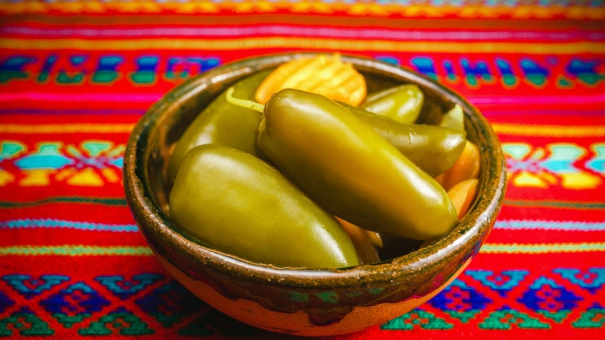 Los ajíes en vinagre se destacan por su sabor y su manera rápida de hacer. Los ajíes en vinagre se destacan por su sabor y su manera rápida de hacer.