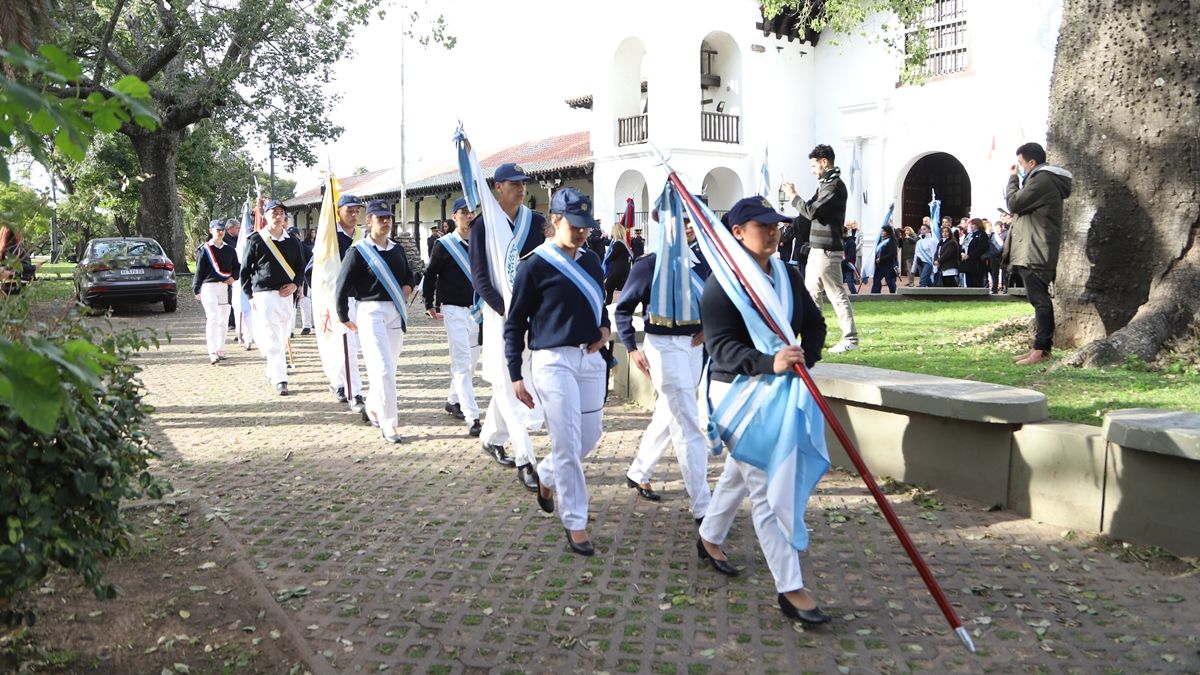 En el acto participaron autoridades provinciales y municipales, militares, integrantes de las fuerzas de seguridad, docentes y alumnos de diversos establecimientos educativos e invitados especiales.