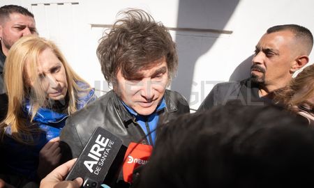 Javier Milei votó temprano en la ciudad de Buenos Aires y por la noche espera los resultados en el búnker montado en el Hotel Libertador. Javier Milei votó temprano en la ciudad de Buenos Aires y por la noche espera los resultados en el búnker montado en el Hotel Libertador.