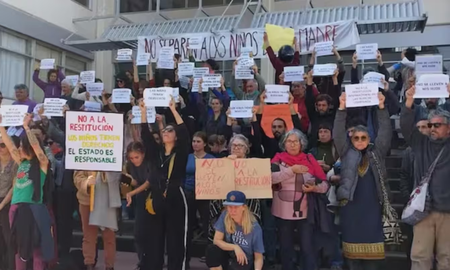 Vecinos y allegados a la familia se opusieron a la decisión de la Justicia en el Juzgado de Villa Dolores, en Córdoba Vecinos y allegados a la familia se opusieron a la decisión de la Justicia en el Juzgado de Villa Dolores, en Córdoba