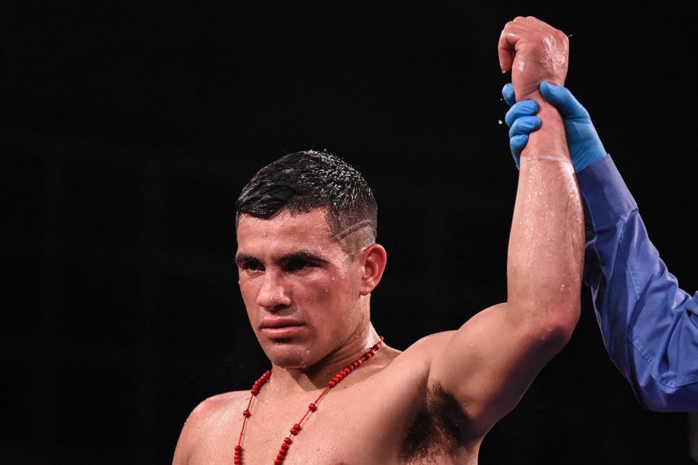 Damián "El Eléctrico" Lemos salió victorioso de su segunda defensa del título superliga de la FIB ante Maximiliano "Picante" Verón.