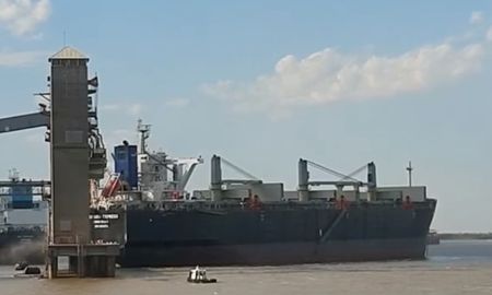 Así impactaba la embarcación asiática contra el muelle en el puerto de San Lorenzo. Así impactaba la embarcación asiática contra el muelle en el puerto de San Lorenzo.