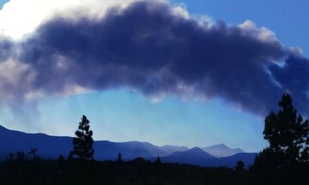 En esta fotografía que nos acaban de enviar los compañer@s en #La_Palma se aprecian muy bien las razones del cierre del aeropuerto de la isla, indicó el Instituto Geológico y Minero de España. En esta fotografía que nos acaban de enviar los compañer@s en #La_Palma se aprecian muy bien las razones del cierre del aeropuerto de la isla, indicó el Instituto Geológico y Minero de España.