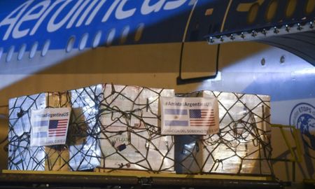 El primer vuelo con ayuda humanitaria desde Argentina parte con destino final a Polonia. El primer vuelo con ayuda humanitaria desde Argentina parte con destino final a Polonia.