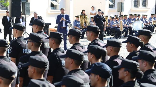 Aire de Santa Fe | pullaro entrega de uniformes de policia en santa fe.jpg
