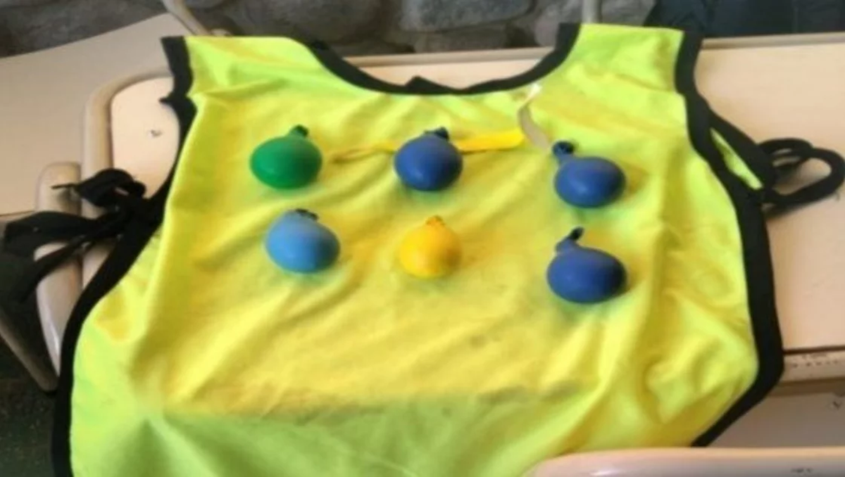 El sujeto ocultaba seis globos inflados con la bebida alcohólica para comercializar.